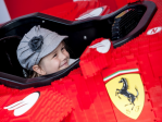Ferrari roadshow w Tatralandii<p>Ten uśmiech mówi sam za siebie - każde dziecko, które wsiądzie do unikalnego Ferrari zbudowanego z 215 tysięcy klocków LEGO będzie opowiadać o tym swoim rówieśnikom przez długi czas!<p>