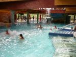 Całoroczny basen termalny z atrakcjami<p>W Tatralandii, bez względu na porę roku zabawy nie brakuje. Aquapark oferuje między innymi całoroczny basen termalny z mnóstwem atrakcji.<p>