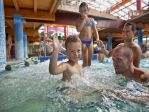 Tatralandia - rodzinny aquapark<p>9 basenów całorocznych, blisko 30 rur i zjeżdżalni - Tatralandia jest największym aquaparkiem na Słowacji.<p>