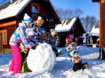 Tatralandia - zabawy na śniegu w Holiday Village nikogo nie dziwią<p>Co roku Goście ośrodka korzystają nie tylko z atrakcji aquaparku, ale też umilają sobie czas podczas nieskrępowanych zabaw na śniegu... a śniegu zimą tu jest na prawdę pod dostatkiem.<p>