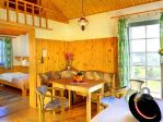 Bungalow B - wnętrze<p>W drewnianym domku typu B sypialnia znajduje się na parterze - podobnie, jak salon z aneksem kuchennym.<p>