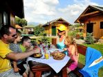 Tatralandia z rodziną<p>Przy domkach w Tatralandii znajdują się stoliki i ławki, dzięki czemu obiad można zjeść na zewnątrz, rozkoszując się świeżym powietrzem!<p>