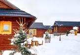 Tatralandia - Holiday Village - zaśnieżone domki <p>Każdy z domków ma swój niepowtarzalny styl. <p>