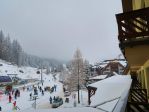 Widok z hotelu na stok narciarski 