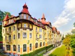 Grandhotel Praha****<p>Grandhotel Praha**** położony jest w Tatrzańskiej Łomnicy. Wysokie szczyty Tatr Wysokich wynurzają się zza ekskluzywnego budynku tworząc zapierający dech w piersiach widok.<p>