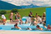 Aquapark Tatralandia<p>Latem aquapark Tatralandia tętni życiem. Tysiące ludzi spragnionych wodnej rozrywki beztrosko korzysta z dobrodziejstw oferowanych przez Tatry Mountain Resort.<p>