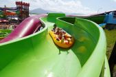 Aquapark Tatralandia - Holiday Village - Słowacja - Zjeżdżalnia Banana Fun<p>W grupie raźniej :) pokonaj 77 metrową zjeżdżalnię Banana Fun z całą rodziną!<p>