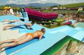 Aquapark Tatralandia - Holiday Village - Słowacja - Zjeżdżalnia Niagara<p>Przyjmij wyzwanie - kto będzie szybszy? Trójtorowa 30 metrowa zjeżdżalnia Niagara - ścigajcie się łeb w łeb, bądź zwycięzcą!<p>