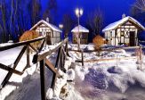 Tatralandia - Holiday Village wieczorem<p>Śnieg, klimatyczne domki, górskie powietrze i aquapark tuż za rogiem - składowe udanego urlopu. <p>