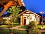 Bungalowy w Tatralandii<p>Pięknie oświetlone bungalowy znajdujące się na terenie Holiday Village Tatralandia to komfortowe zakwaterowanie dla całej rodziny!<p>