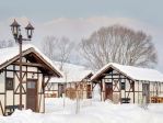 Tatralandia - Rybarska Osada zimą<p>Niezależnie od tego, który domek wybierzesz i w jakiej osadzie chcesz zamieszkać, w Holiday Village zawsze spotkasz się z komfortem i ciepłem domowego ogniska.<p>