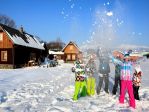 Tatralandia - zabawy na śniegu<p>W tle zdjęcia rozpościera się osada U Rzemieślnika w Holiday Village Tatralandia. <p>