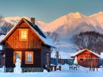 Tatralandia - zima w Holiday Village zachwyca o zachodzie słońca<p>Doskonałą alternatywą dla gry w siatkówkę na terenie Holiday Village Tatralandia jest na przykład lepienie bałwana. <p>