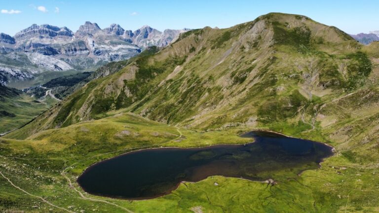 Baseny termalne w górach – połączenie aktywnego wypoczynku i relaksu