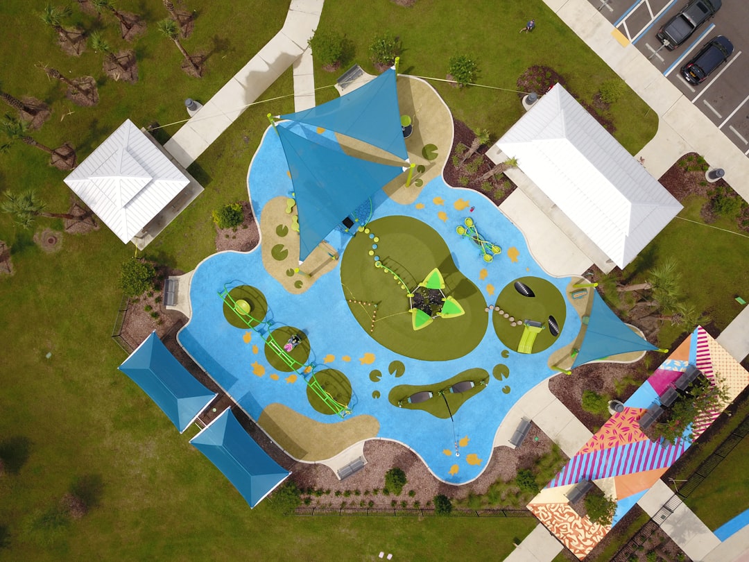 Wodna ślizgawka na placu zabaw – inspiracja dla dużych aquaparków